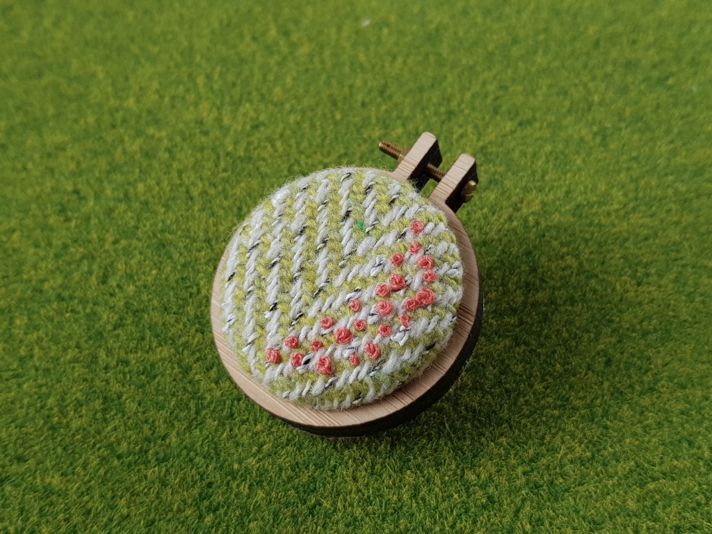 Mini embroidery hoop brooches